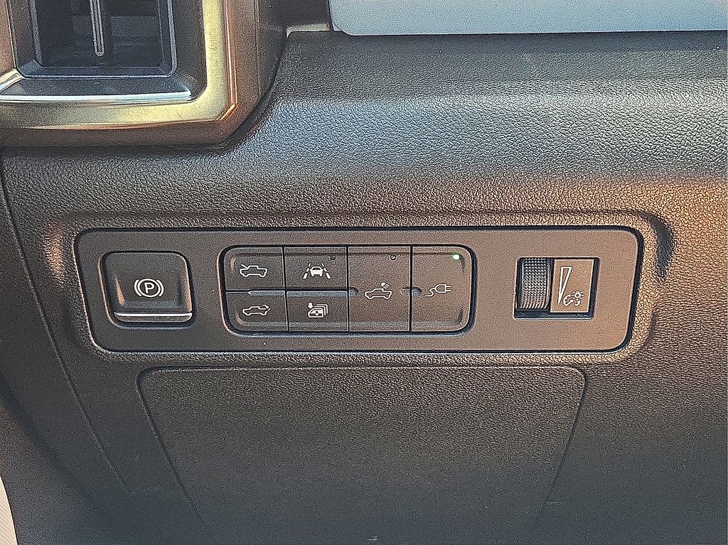 Vehicle image 24 of 30