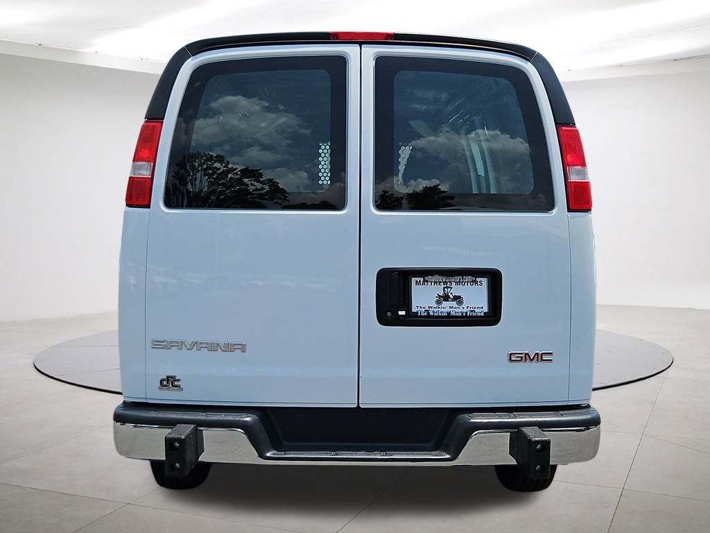 Vehicle image 22 of 24