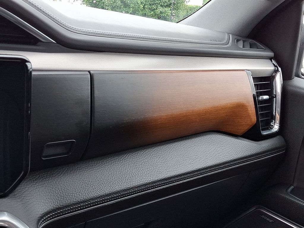 Vehicle image 21 of 31