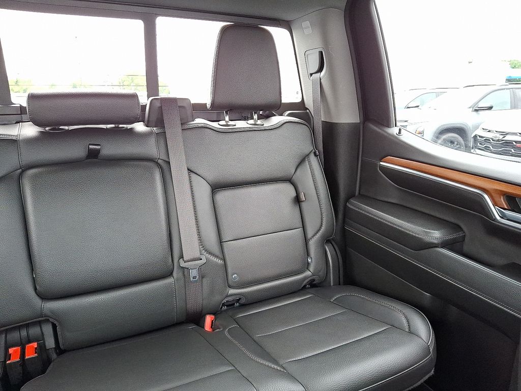 Vehicle image 17 of 31