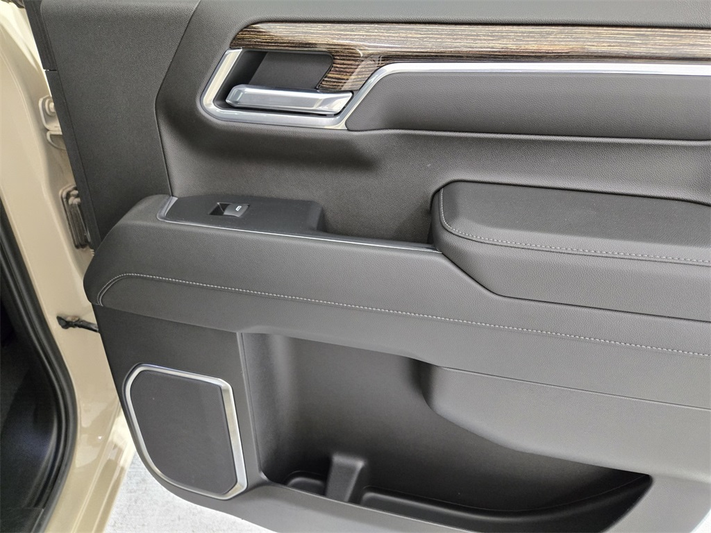 Vehicle image 26 of 34