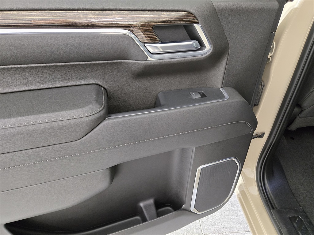 Vehicle image 24 of 34