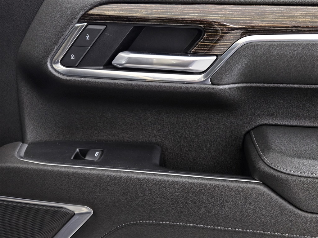 Vehicle image 27 of 34