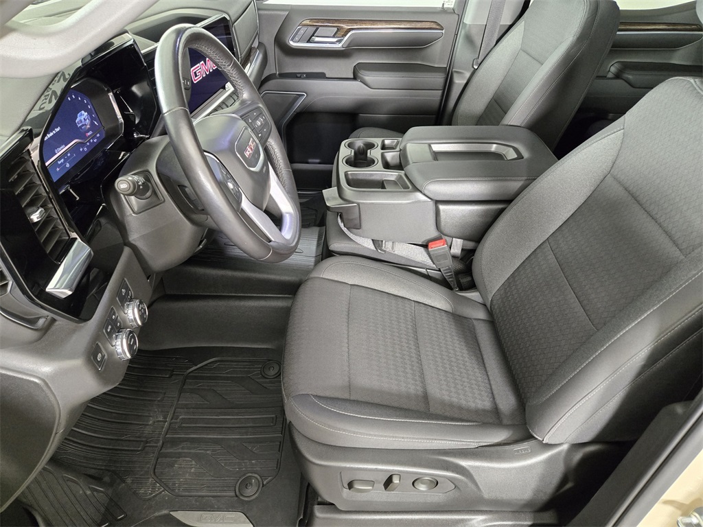 Vehicle image 17 of 34