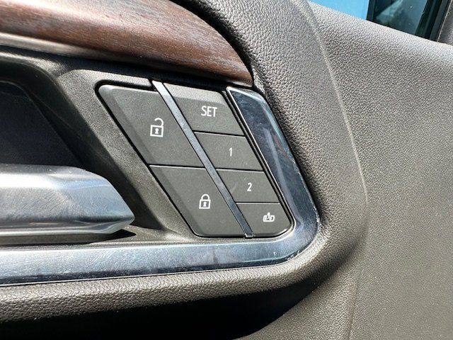 Vehicle image 27 of 42