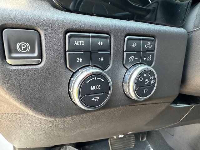 Vehicle image 25 of 42