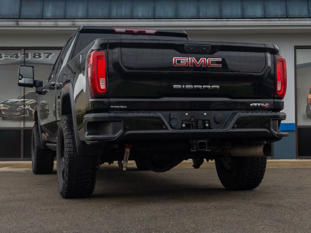 2022 GMC Sierra 2500HD AT4 Image 2 of 41