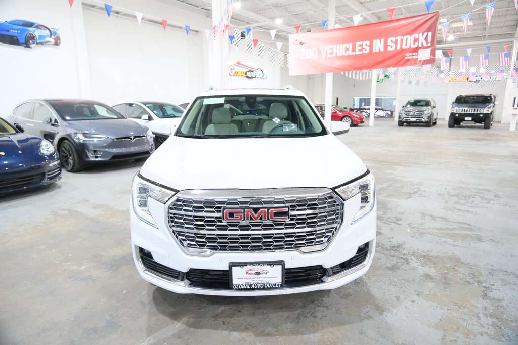 2022 GMC Terrain Denali Image 2 of 45