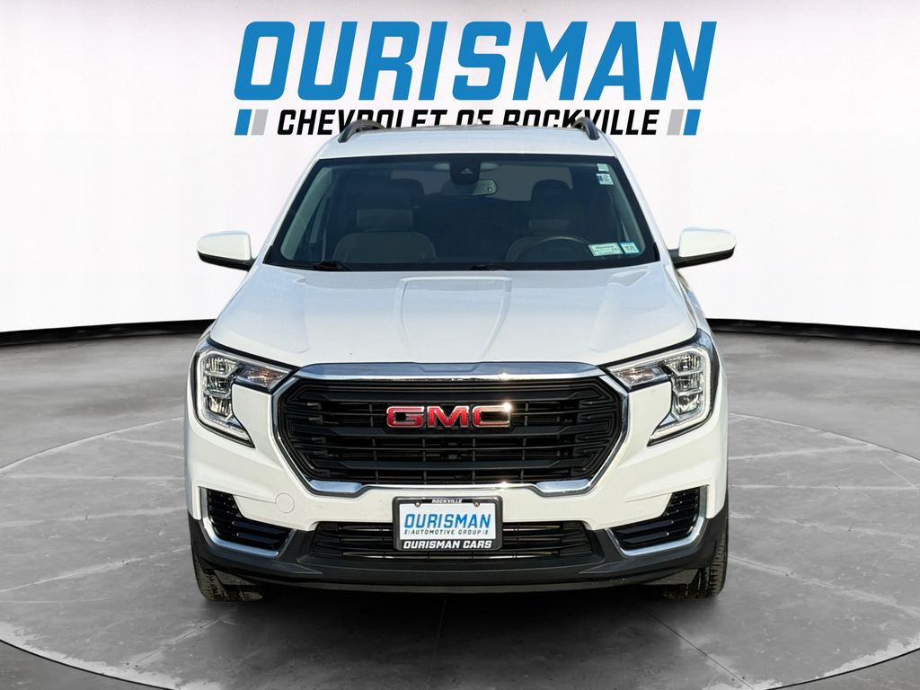 2022 GMC Terrain SLE Image 2 of 27