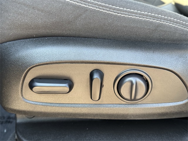 Vehicle image 17 of 27