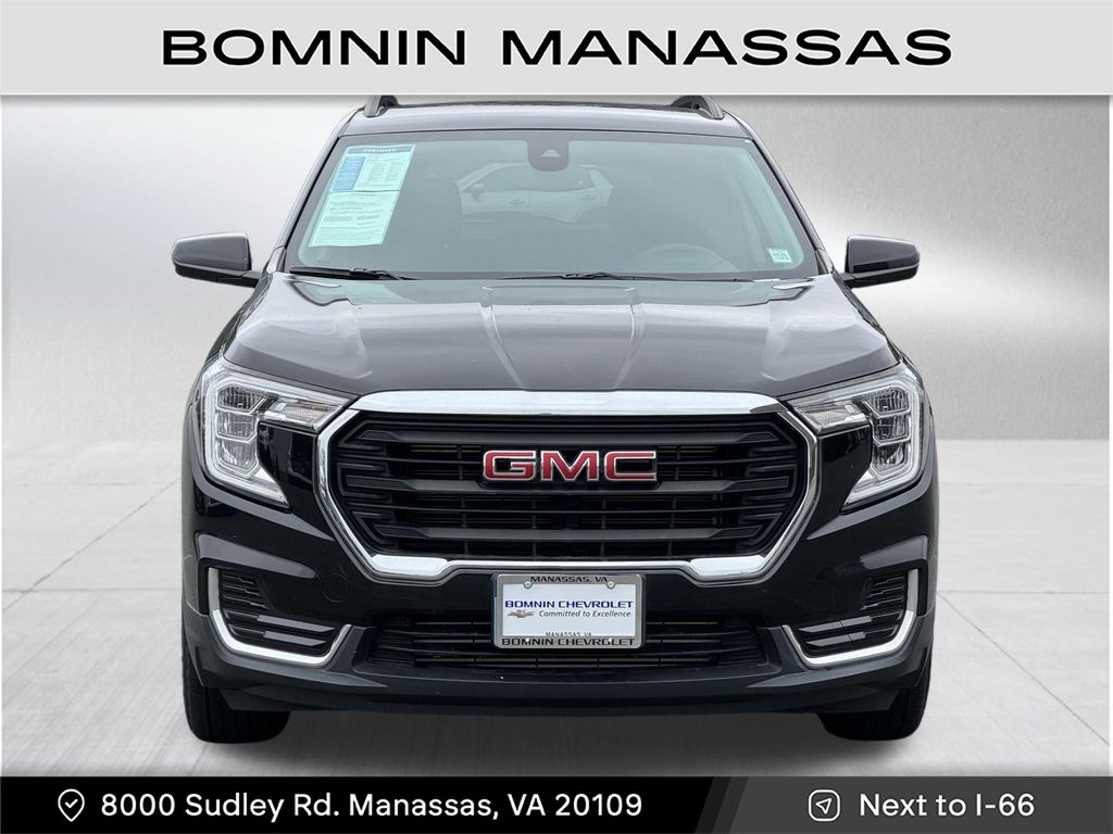 2022 GMC Terrain SLE Image 2 of 29