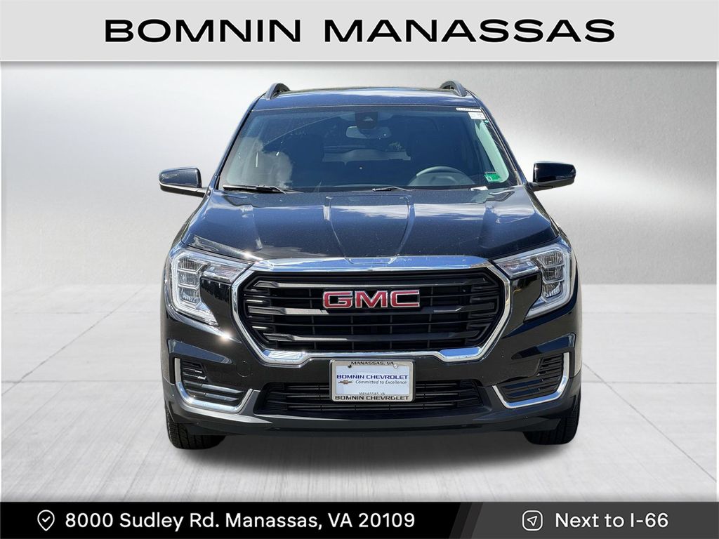 2022 GMC Terrain SLE Image 2 of 30