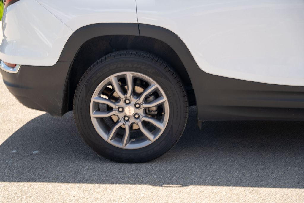 Vehicle image 10 of 34