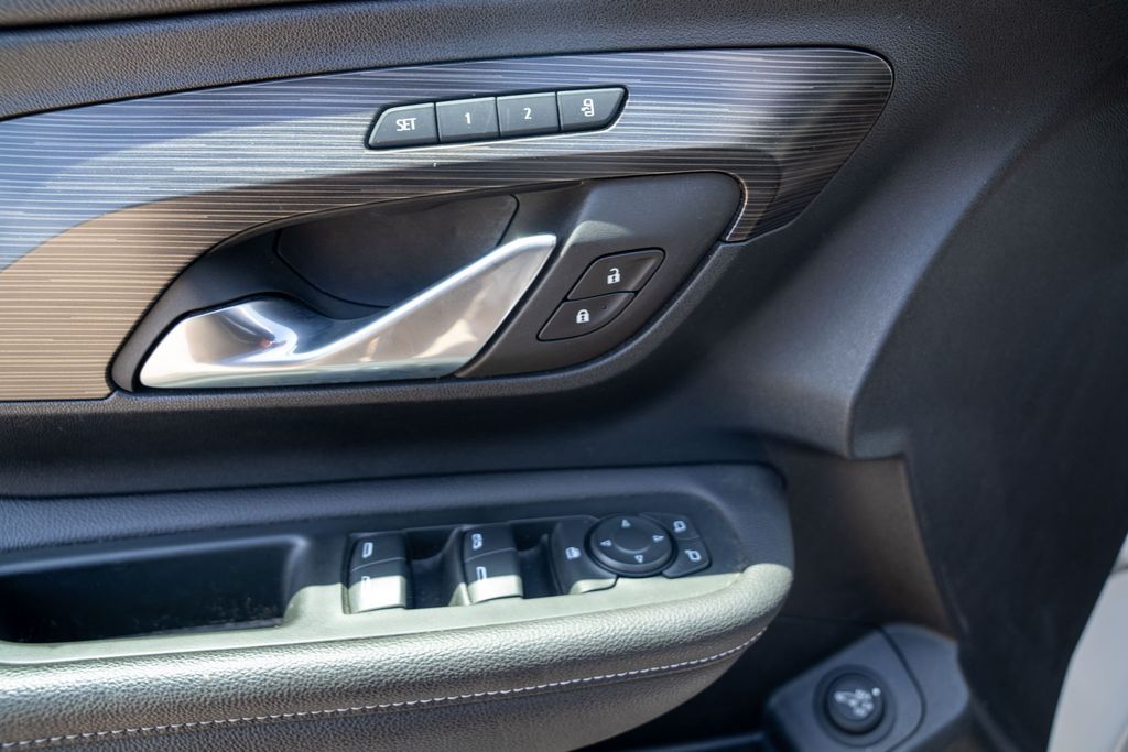 Vehicle image 21 of 34