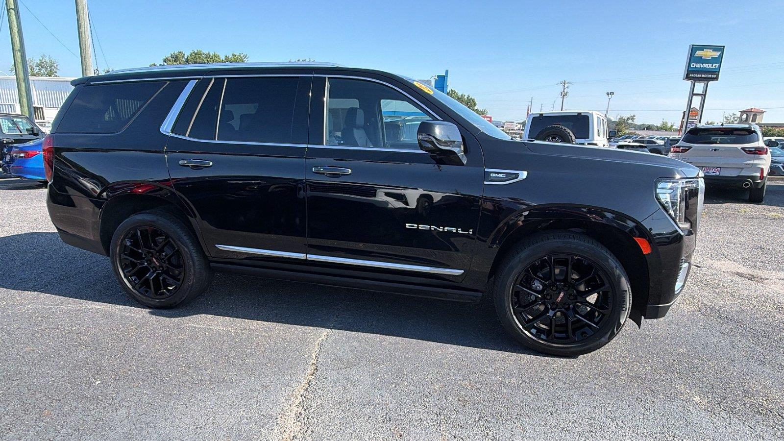 2022 GMC Yukon Denali Image 3 of 33