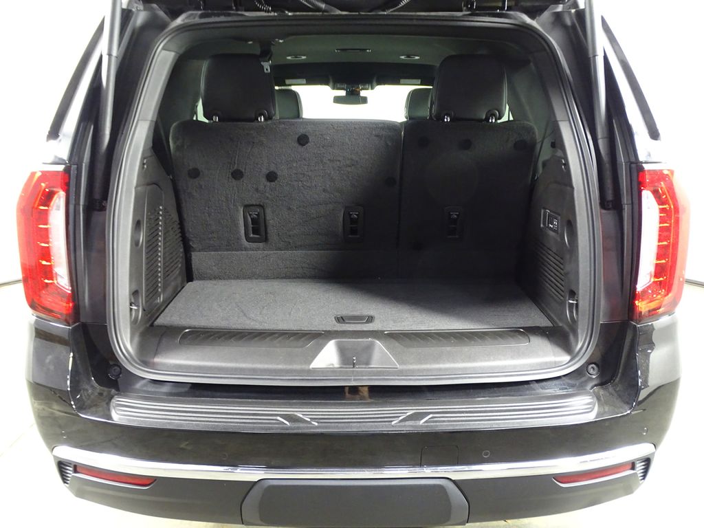 2022 GMC Yukon SLT Image 10 of 40
