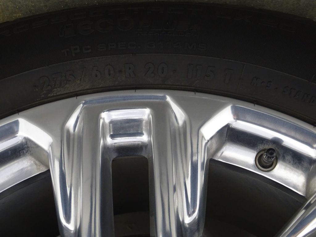 2022 GMC Yukon SLT Image 9 of 40