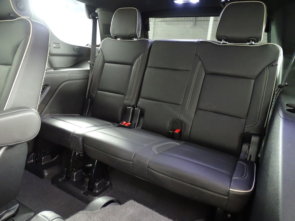 2022 GMC Yukon SLT Image 13 of 40