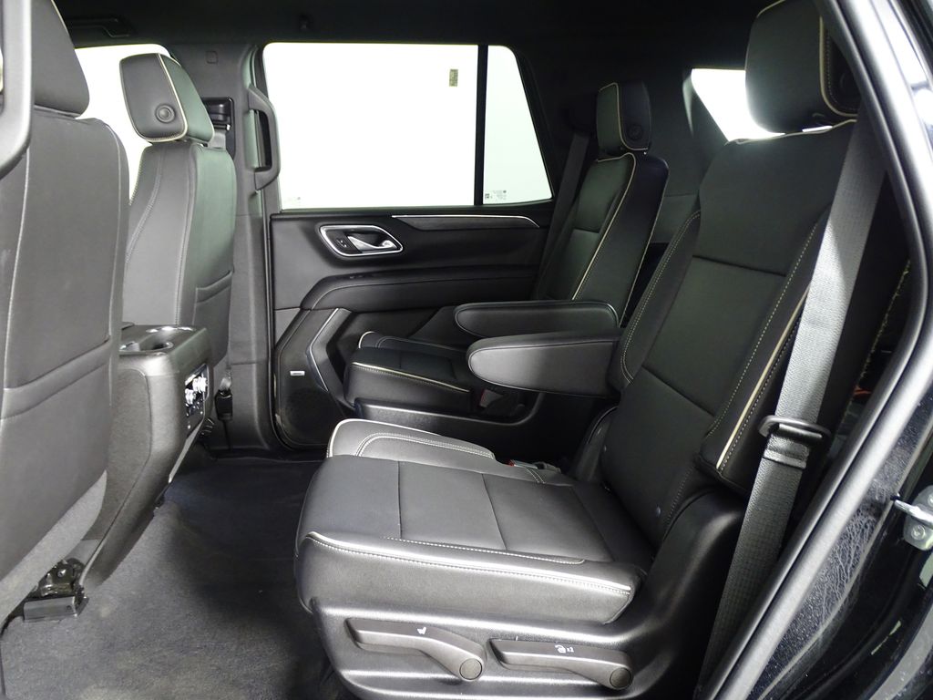 2022 GMC Yukon SLT Image 14 of 40