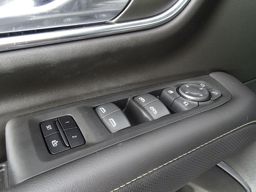 2022 GMC Yukon SLT Image 34 of 40