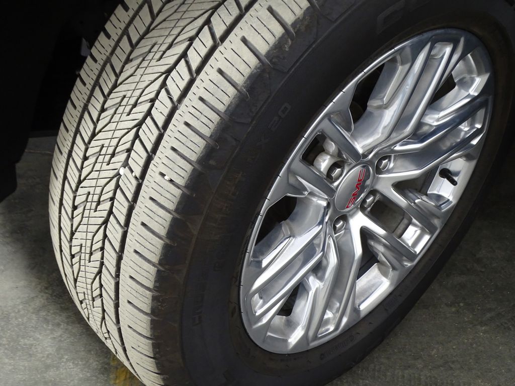 2022 GMC Yukon SLT Image 8 of 40