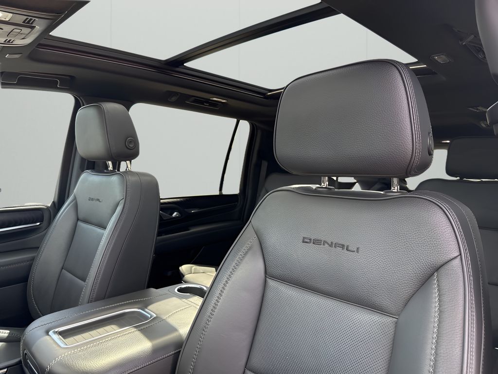 Vehicle image 33 of 42
