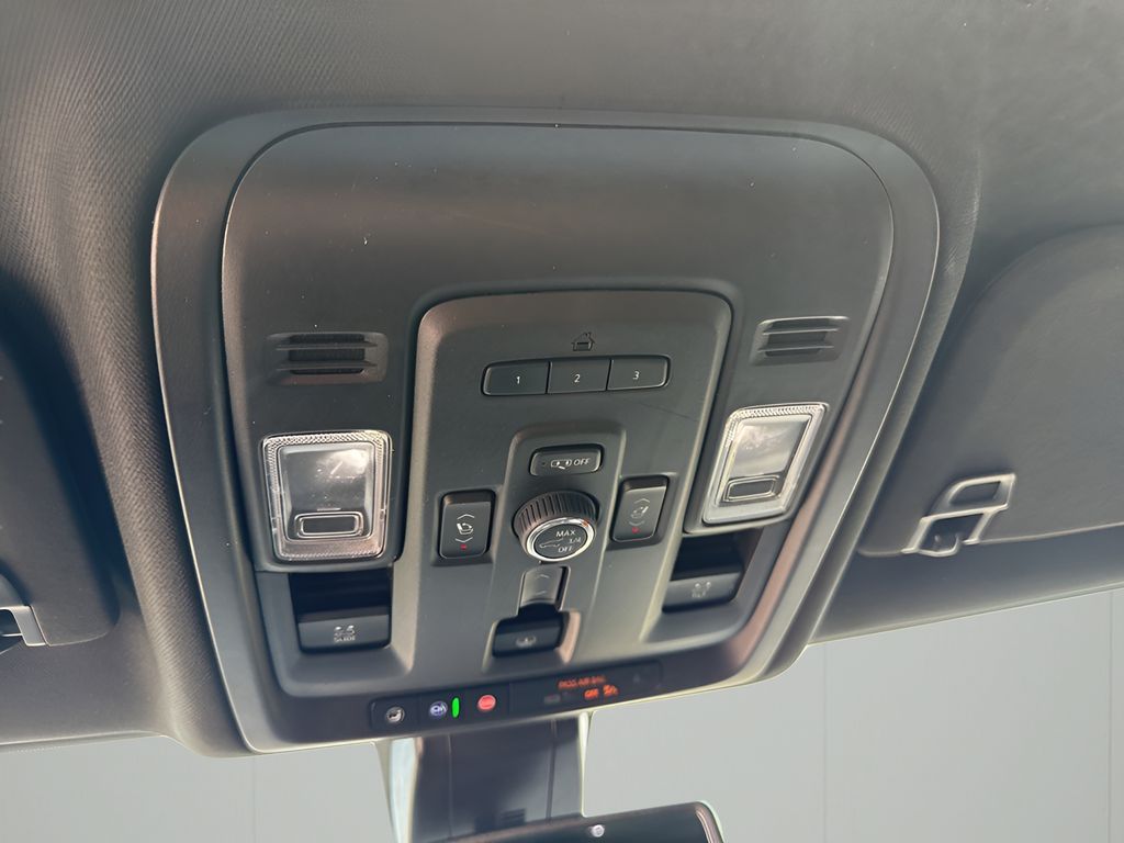 Vehicle image 32 of 42
