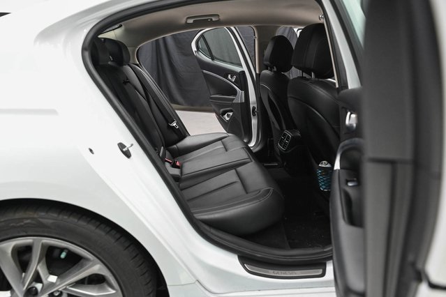 Vehicle image 27 of 32