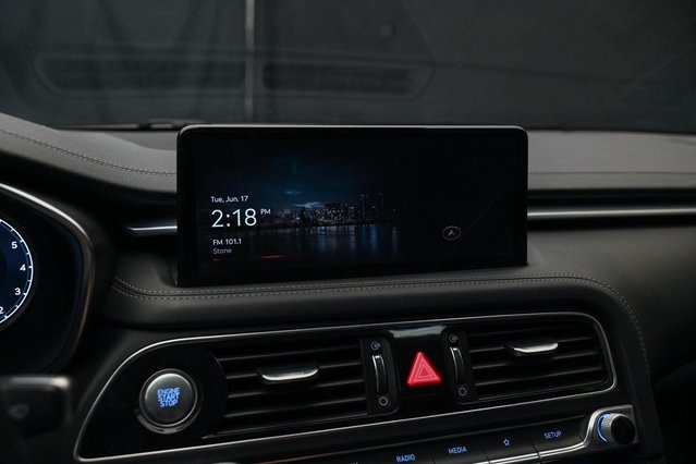 Vehicle image 23 of 32