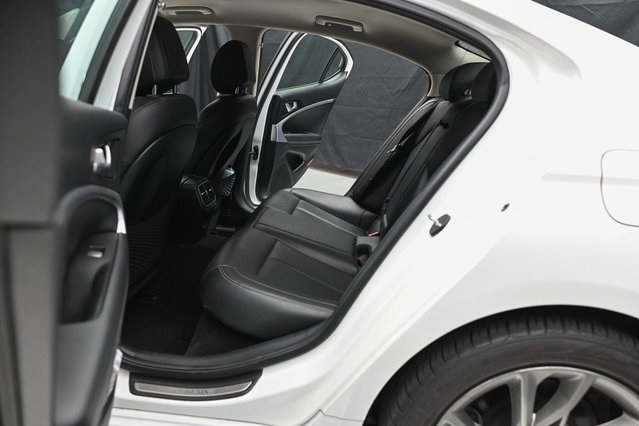 Vehicle image 29 of 32
