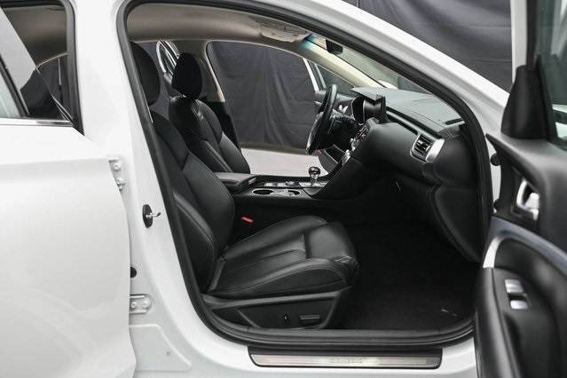 Vehicle image 13 of 32
