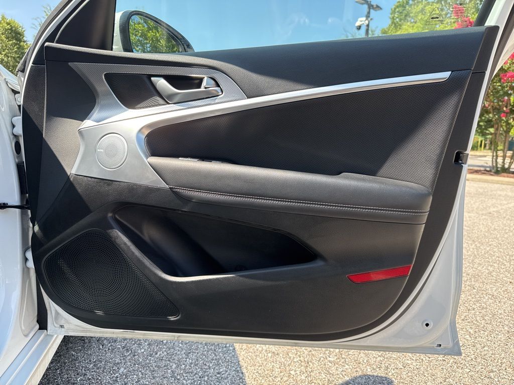 2022 Genesis G70 2.0T Image 27 of 40