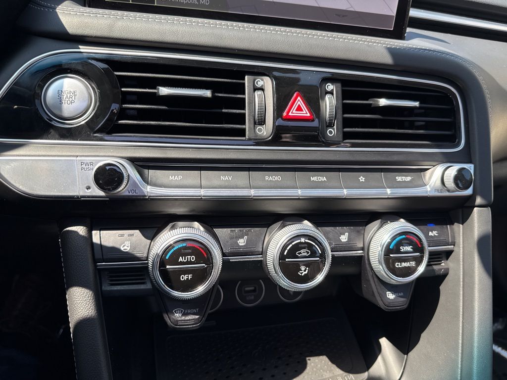 2022 Genesis G70 2.0T Image 34 of 40