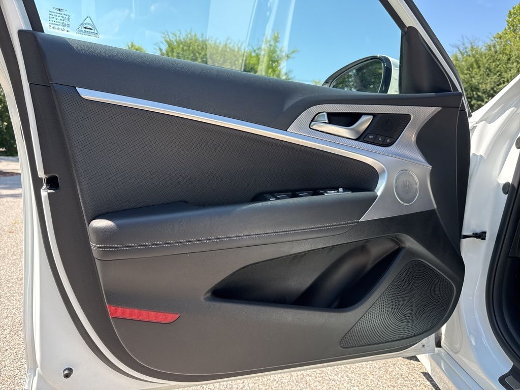 2022 Genesis G70 2.0T Image 26 of 40