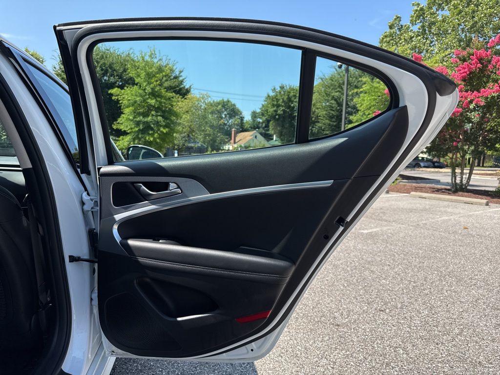 2022 Genesis G70 2.0T Image 33 of 40
