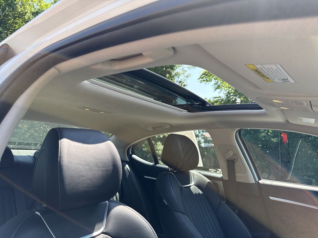2022 Genesis G70 2.0T Image 32 of 40