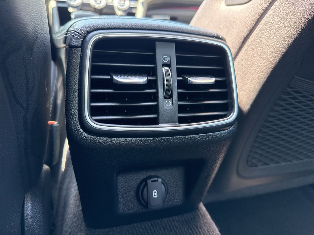 2022 Genesis G70 2.0T Image 28 of 40