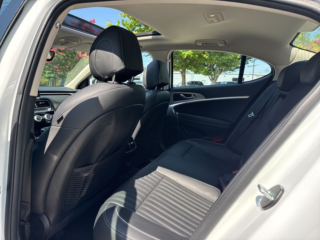 2022 Genesis G70 2.0T Image 15 of 40