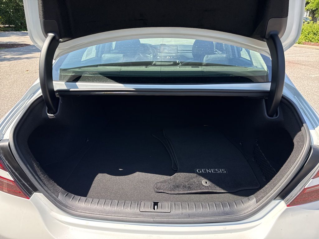 2022 Genesis G70 2.0T Image 10 of 40