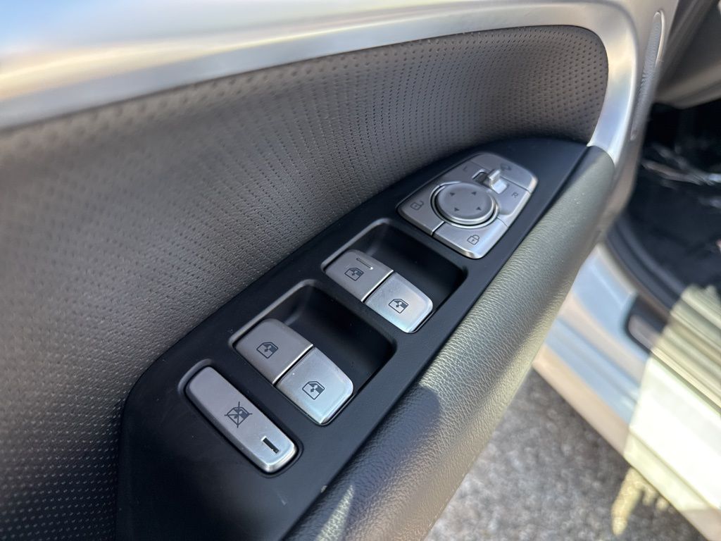 2022 Genesis G70 2.0T Image 29 of 40