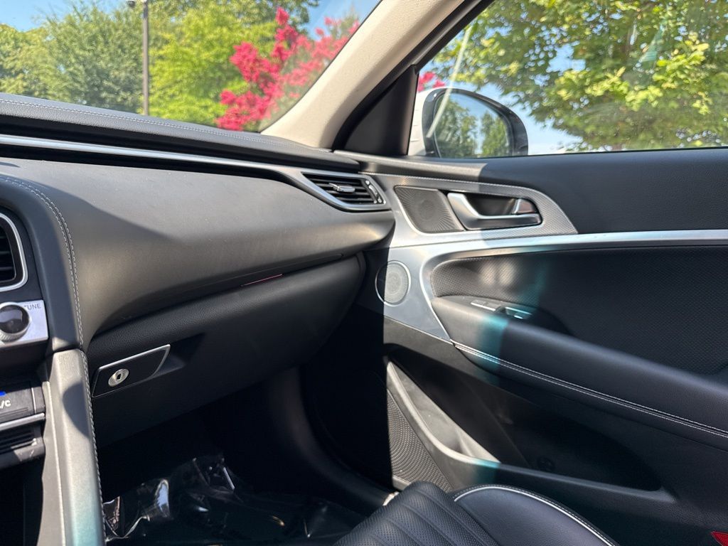 2022 Genesis G70 2.0T Image 18 of 40