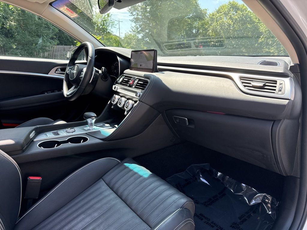 2022 Genesis G70 2.0T Image 19 of 40