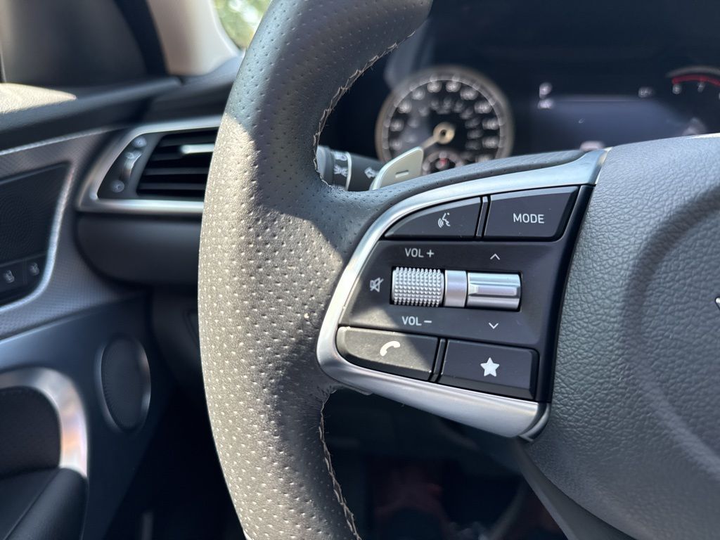 2022 Genesis G70 2.0T Image 35 of 40