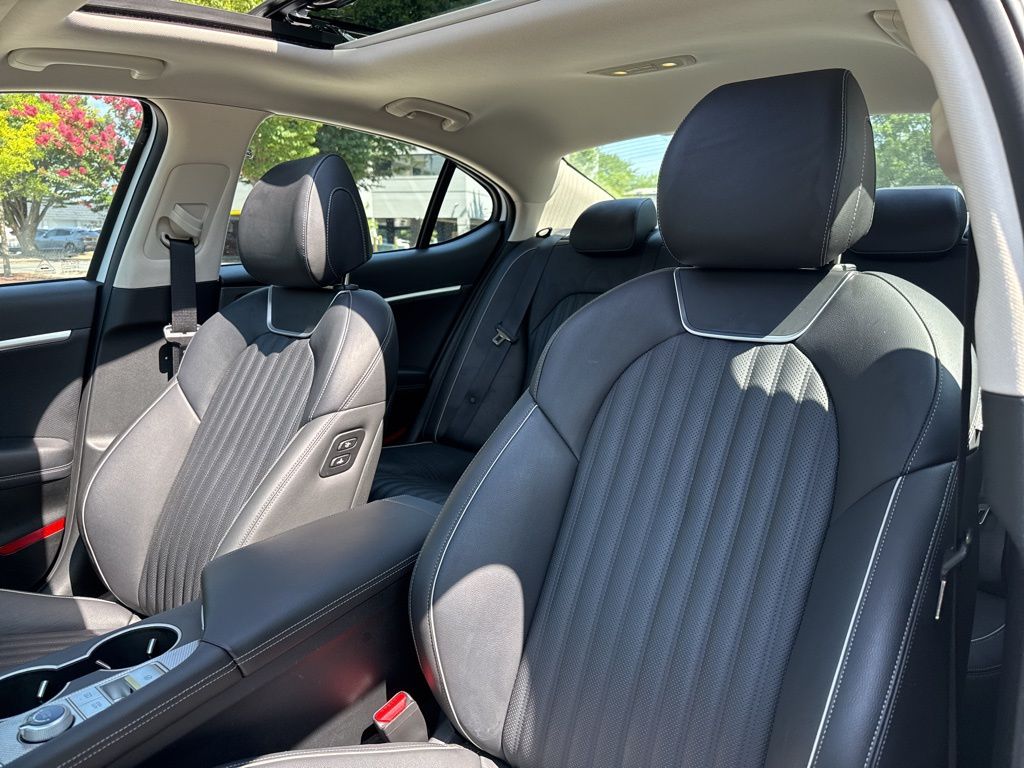 2022 Genesis G70 2.0T Image 14 of 40