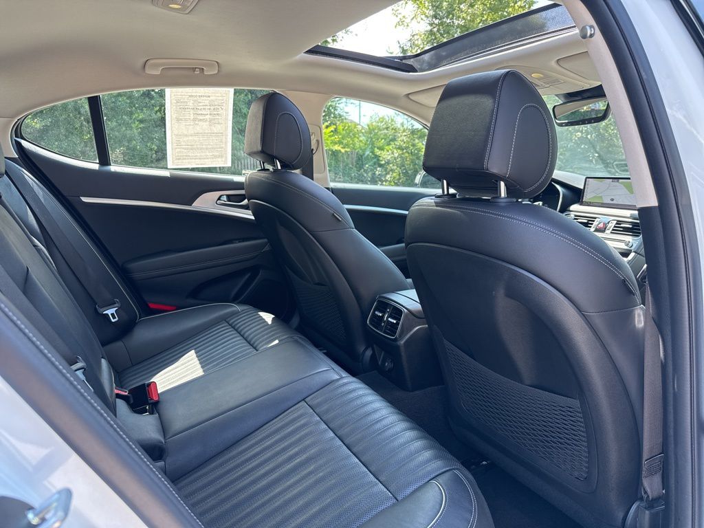2022 Genesis G70 2.0T Image 11 of 40