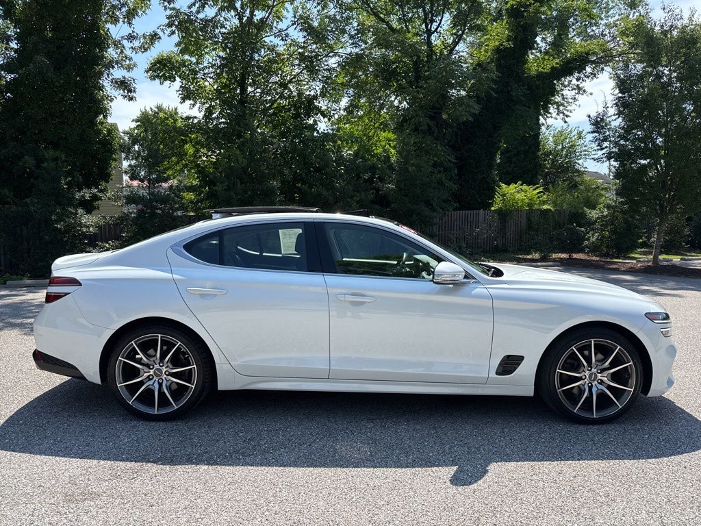 2022 Genesis G70 2.0T Image 4 of 40