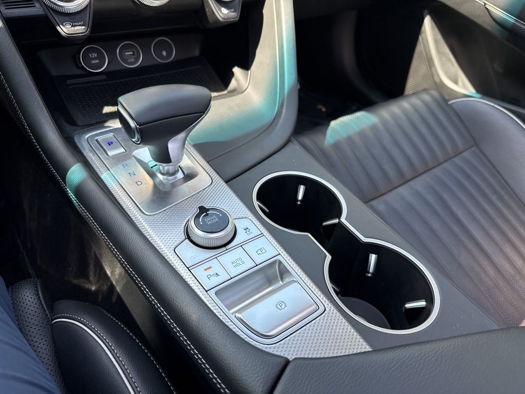 2022 Genesis G70 2.0T Image 25 of 40
