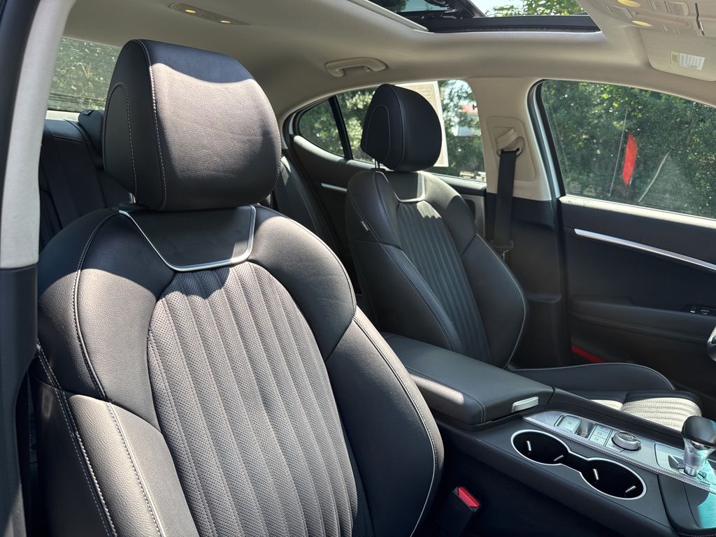 2022 Genesis G70 2.0T Image 12 of 40