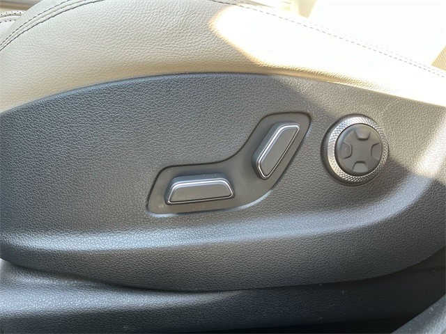 Vehicle image 25 of 26