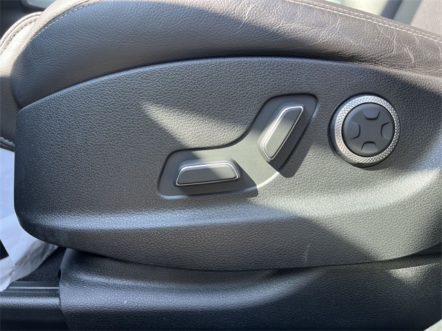 Vehicle image 23 of 26